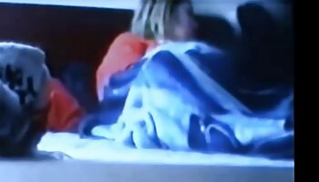 Chico gordo follado en el sofá en casa