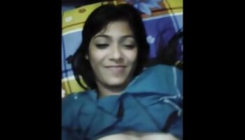 Chica desnuda de pelo largo juega con sus agujeros Vídeos porno