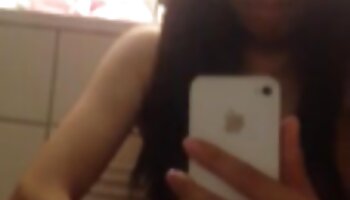 Un joven empaló a una sensual dama con una figura perfecta Kendra Lust en un miembro