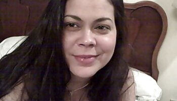 El policía quiere que la chica le toque la polla