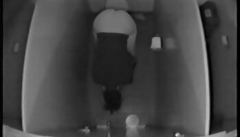 Follada por el culo a la mujer en el sofá