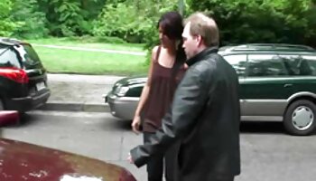 El hombre le dio a la boca de su esposa