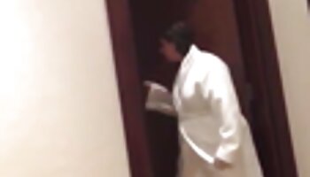 Mujer exprimida en el baño.