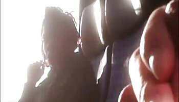 Ella se folla a ambos lados en el auto