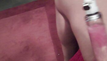 Mujer con liga follada sobre mesa