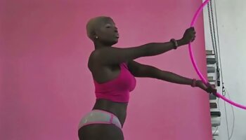 Grandes pollas negras follan a su rubia