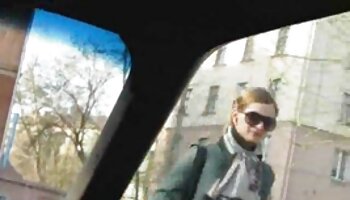 Chica folla en el autobús