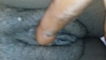 Pitoreske se corre con un squirting de una follada dura durante un entrenamiento en el gimnasio
