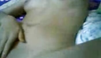 Chica joven metida en la cama y drenada
