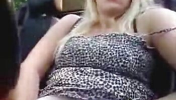 Domina esclava de pelo largo golpeada y follada por el culo con un strap-on con lubricante