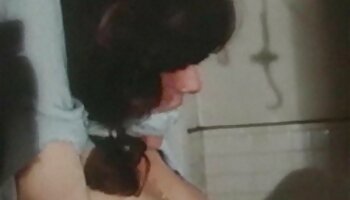 La chica trató de adaptarse a su boca