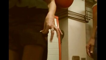 La profesora física entrena y se folla profundamente a la preciosa alumna Marsha May sobre las colchonetas del gimnasio